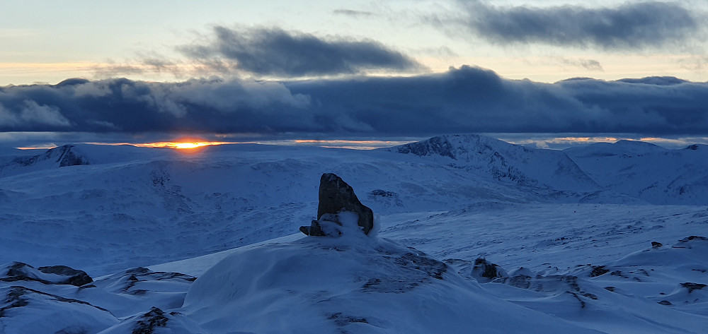 Sola går ned mellom Svorundfjellet og Kråkvasstinden :)