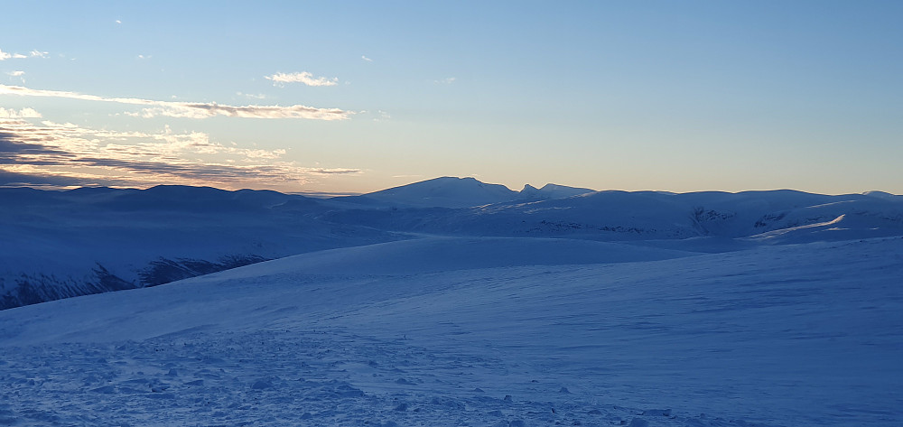 Snøhetta midt i bildet.