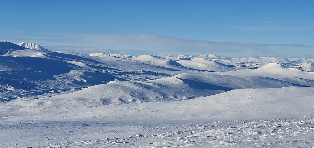 Store Sølnkletten til venstre og Snøhetta-/Svånåtindmassivet litt til høyre for midten av bildet