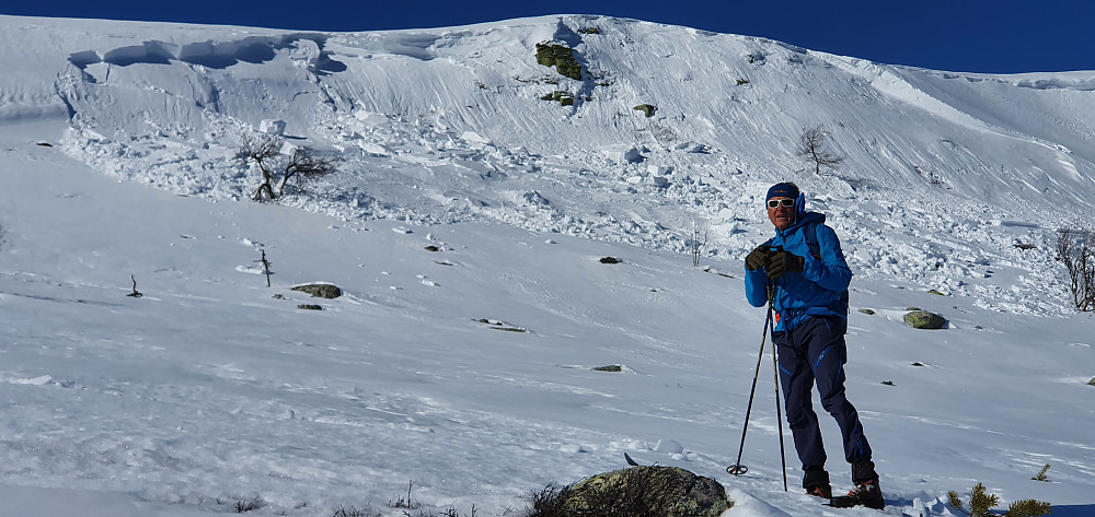 Snøskredet i bakgrunnen med bruddkant på ca en meter gikk da vi var på toppen..