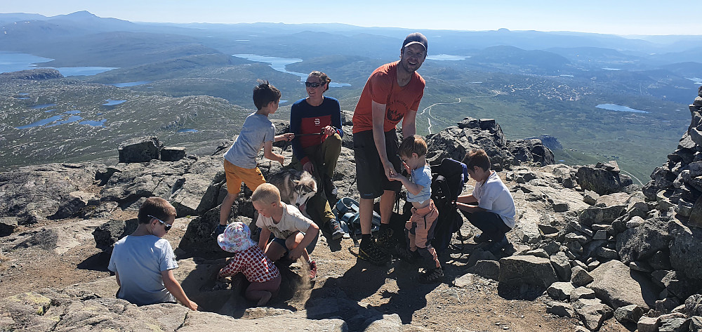 En ung familie på topptur.... 6 barn i alle aldre fra 9 mnd - 10 år (+ hund) :-)