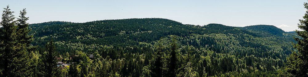 Utsikt fra Hansakollens østside mot Lillomarka. Vi ser Torkildstuhøgdene, Merrahaugen og Granberget.