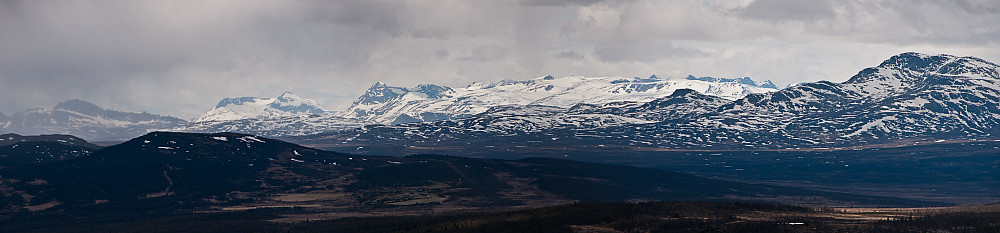 Utsikt fra Nørdre Fukhamaren mot Jotunheimen. Fra venstre sees Bitihorn, Galdeberget, Torfinnstindane, Kalvehøgdemasivet og Skaget.