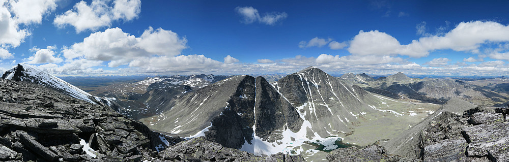 Utsikten fra "Nord for Storronden". Rondslottet til høyre, Vinjeronden midt i og Storronden helt til venstre