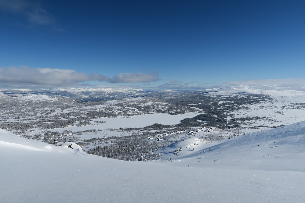 Strake veien ned til hytta. Det er i slike stunder man skulle hatt ski