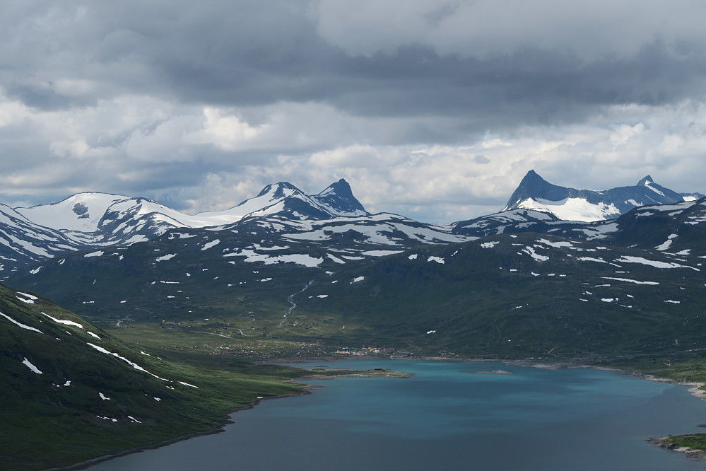 Utsikten over Vinjerock 2016 sett fra Høystakkane. Fra høyre til venstre kan også Stølsnostinden, Falketind, Hjelledalstinden og Koldedalstinden sees