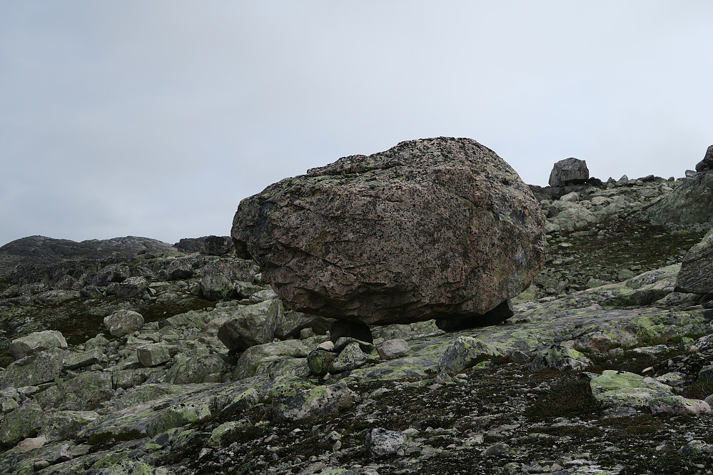 Denne steinen som hviler på to mindre steiner ble funnet i Steindalen. Så flere eksempler på dette oppover  