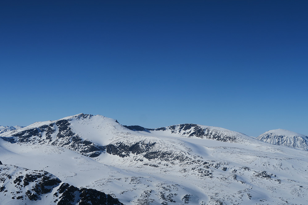 Utsikten fra toppen av Rasletinden mot det som skulle vise seg å bli morgendagens turmål, Tjønnholstinden og Høgdebrotet.  