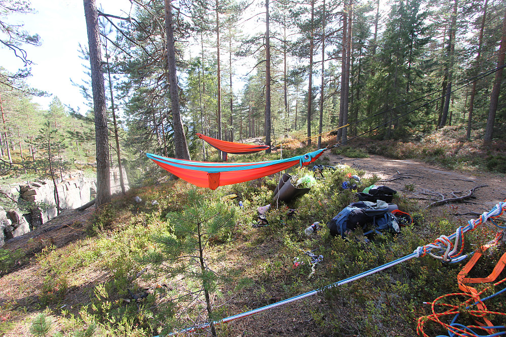 Bilde av campen, alt på ett sted! Rappelltreet til venstre og resten av innfestninga til høyre (dog ikke festa enda).