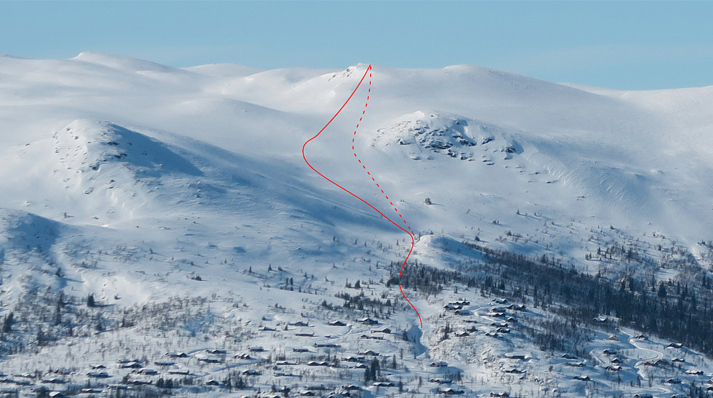 Løypa tegna inn på et bilde tatt fra Tollevsrudfjellet i mars 2016. Den hele røde streken starter fra hyttefeltveien og viser omtrentlig vei opp. Stripla viser nedkjøring, var denne jeg kjørte 4 ganger. "Hovedtoppen" er forøvrig til høyre for de røde strekene, holdt med en tur ut hit