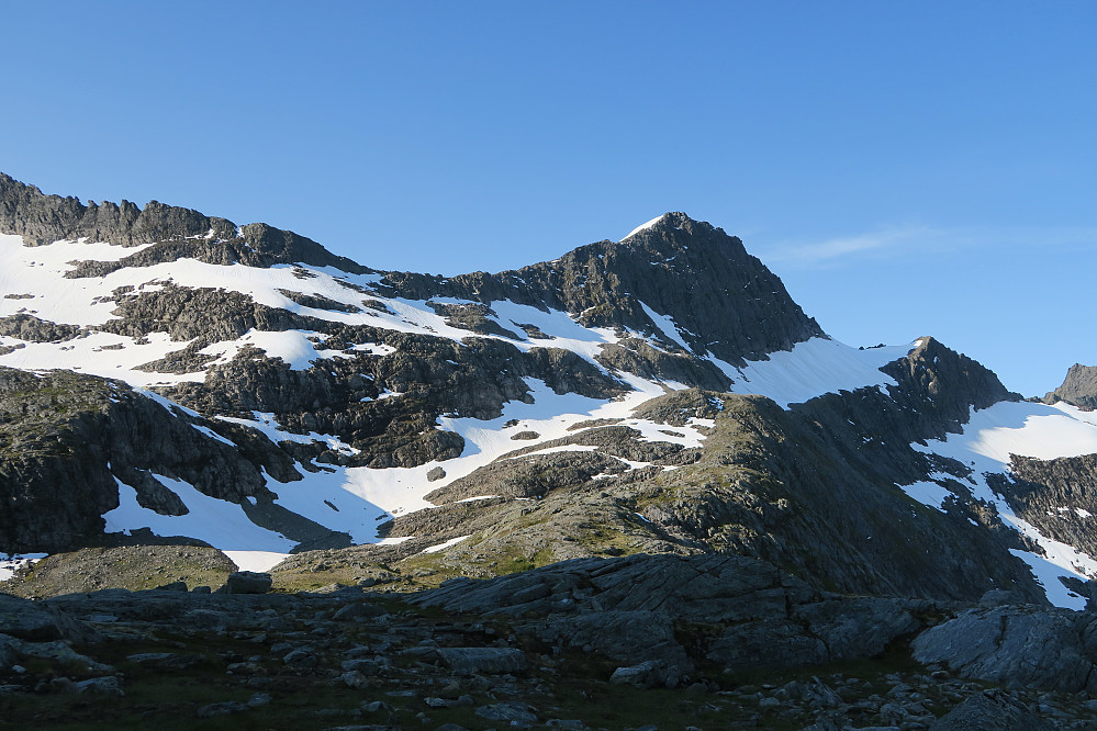 Tårnet sett fra Tredjevatnet. Normalveien følger snøen på bildet ganske greit. Først mot høyre, så mot venstre før man går opp på laveste punkt 