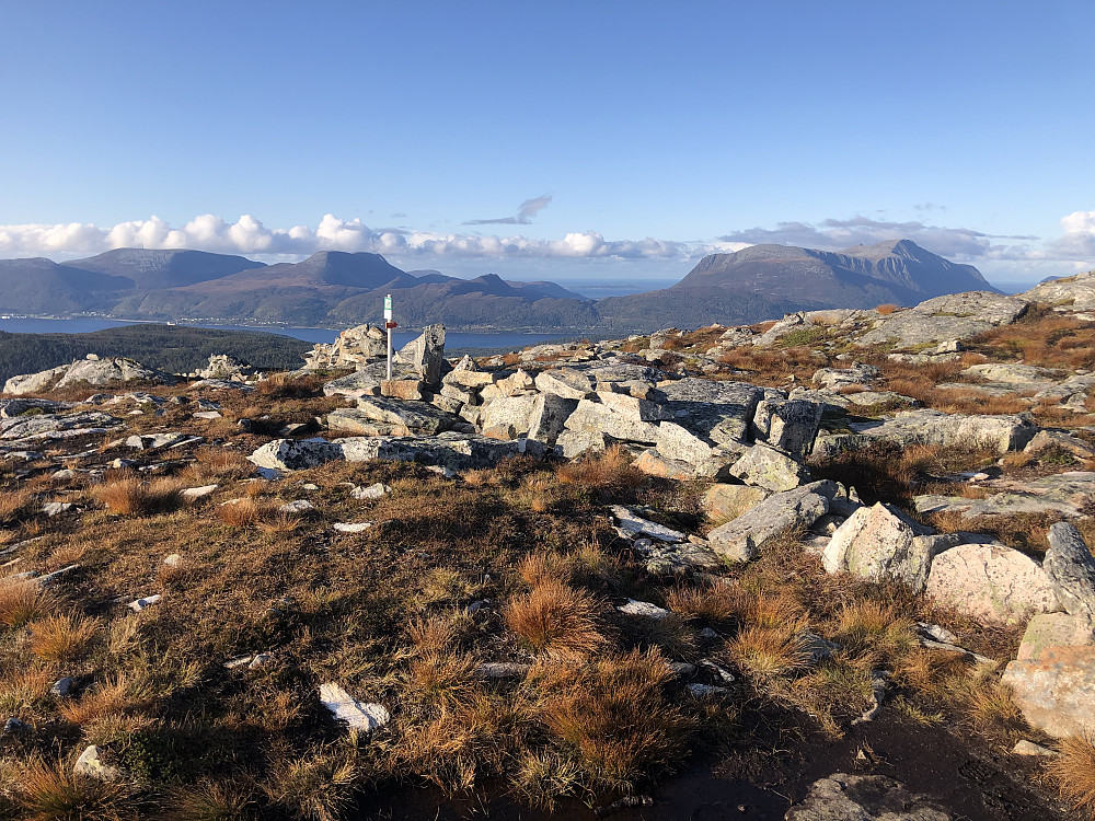 Sørvest for Vasstrandegga, høyeste punkt i Ålesund (en så lenge, om to måneder er det ny topp som gjelder)