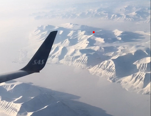 Tok timelapse ut flyvinduet med mobilen under takeoff Longyearbyen og et godt stykke over Svalbard. Gustavfjellet klarte å lure seg med. Hovedtoppen under den røde prikken med ruta vi gikk ned til høyre 