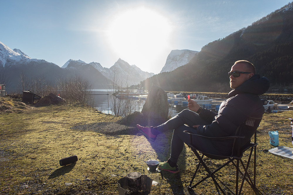 Smågodt, kaffe og en helt ok utsikt. Grei start på dagen!