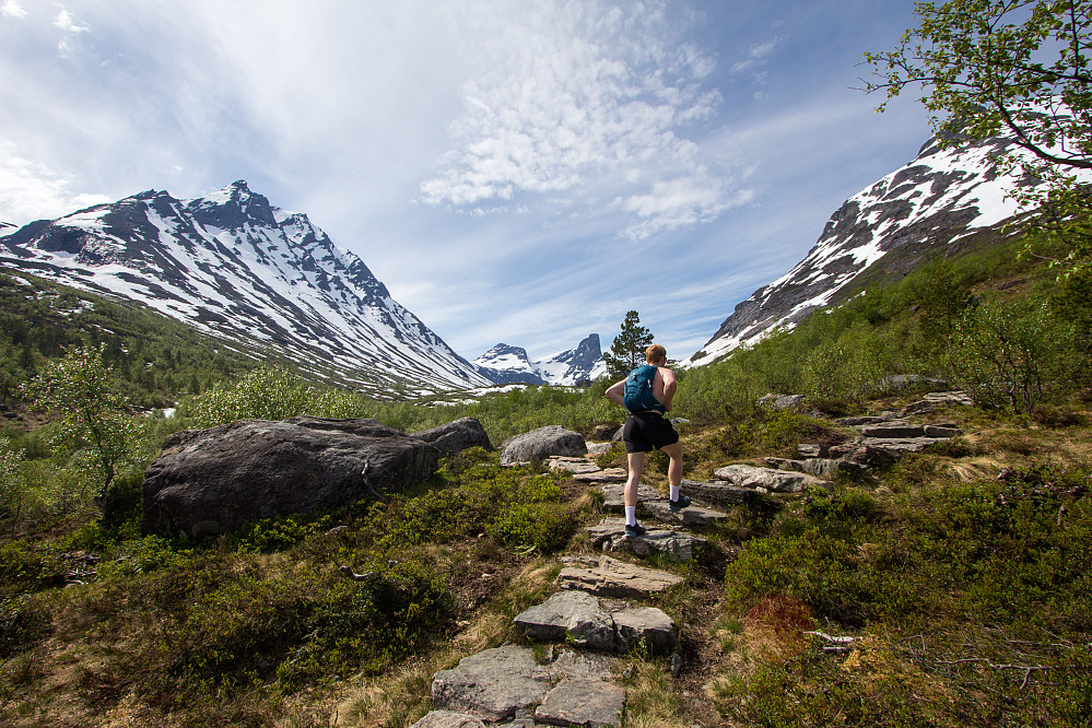 Venjetind og Romsdalshorn ruver i utsikten fra start
