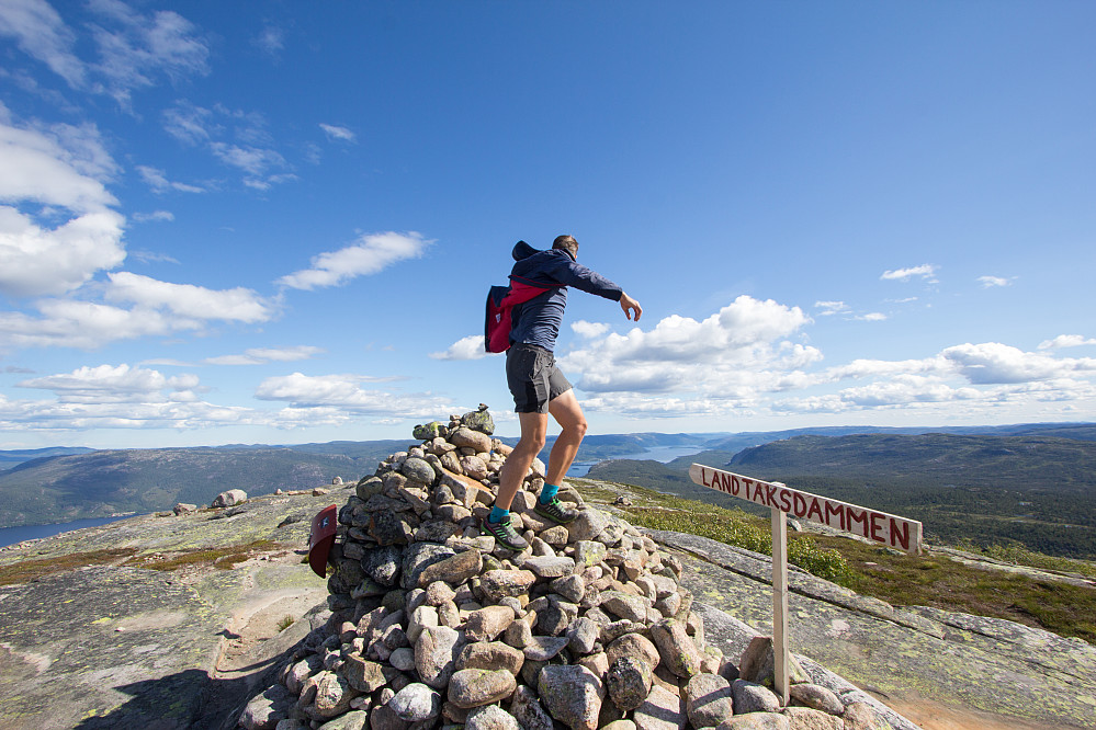 ...men greit å holde på hatten