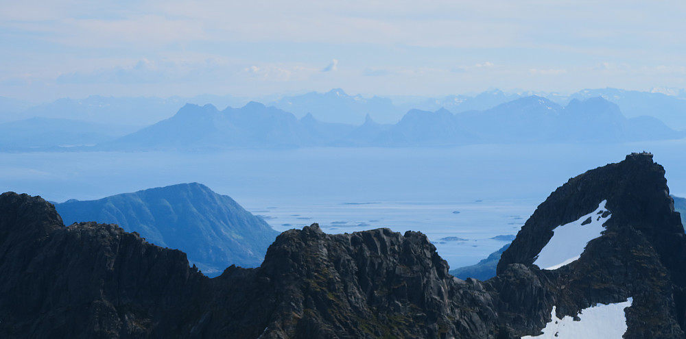 Hamarøysskaftet sett fra toppen (den spisse i midten), fikk heldigvis besteget denne kule toppen et par dager senere. 