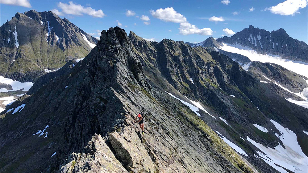 Undertegnede på vei over, Gullmorhornet i bakgrunnen. Bak til venstre er Brunstadhornet og bak til høyre er Brekketindane