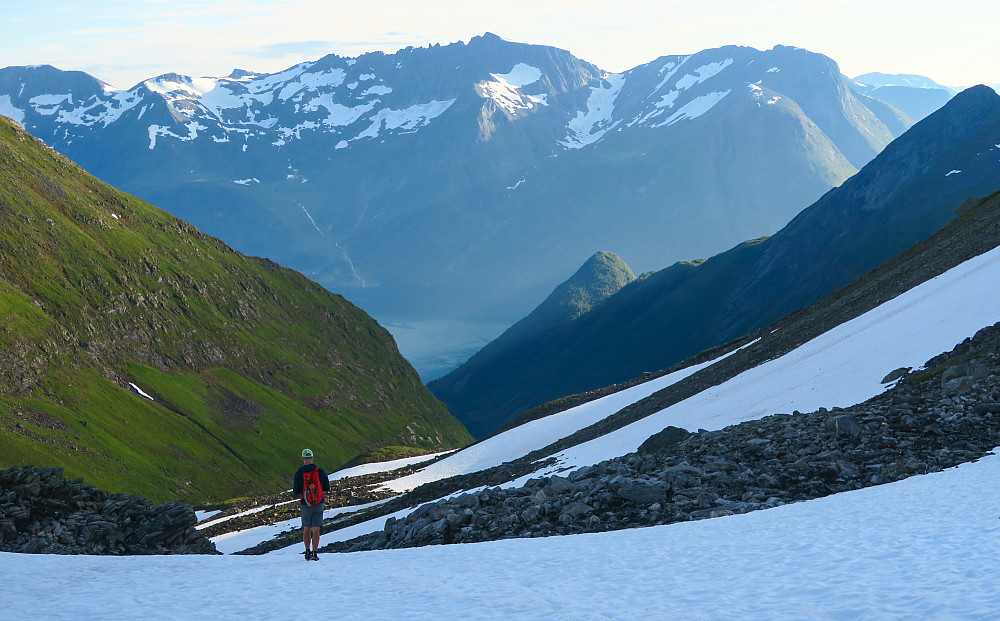 På vei ned til Grøtdalen. Trives med den utsikta her, selv om vi gjerne skulle ha avslutta på ryggen til høyre!