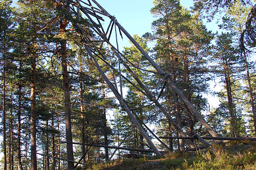 Det gamle branntårnet på Lauvåsknollen holder seg fremdeles oppe, så vidt det er. 