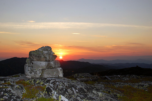 Fra Kabrettstaulfjellet på vei ned igjen - sola går ned over Hovundfjellet.