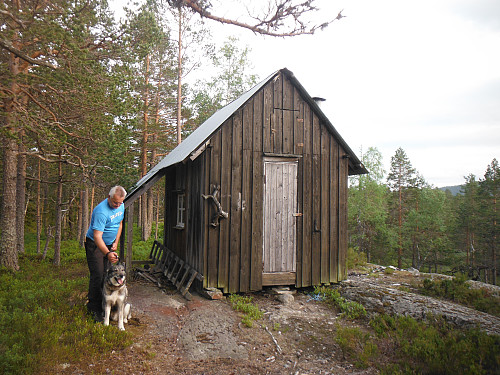 Hvalfangerhytta på Høgskarva. Ligger mellom trevarden og det høyeste punktet.