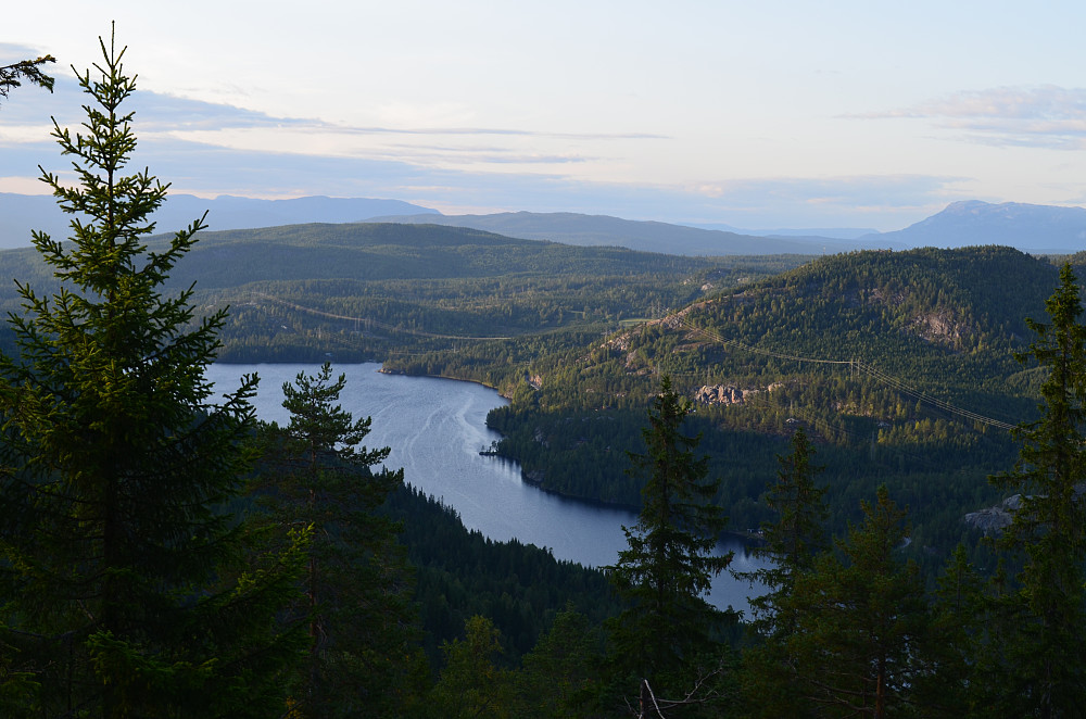 Gløtt av utsikt fra Grånmåna, 100 meter fra toppen. Blefjell ses bak til høyre 