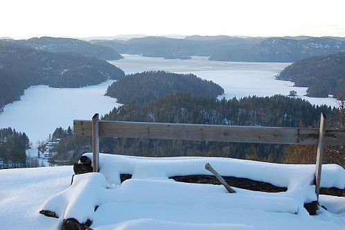 Fra utsiktspunktet på Ånås. Fint skue innover Toke og Rørholtfjorden. Gautefall og Lifjell ses også herfra. "Farmenøya" ses midt på bildet. 