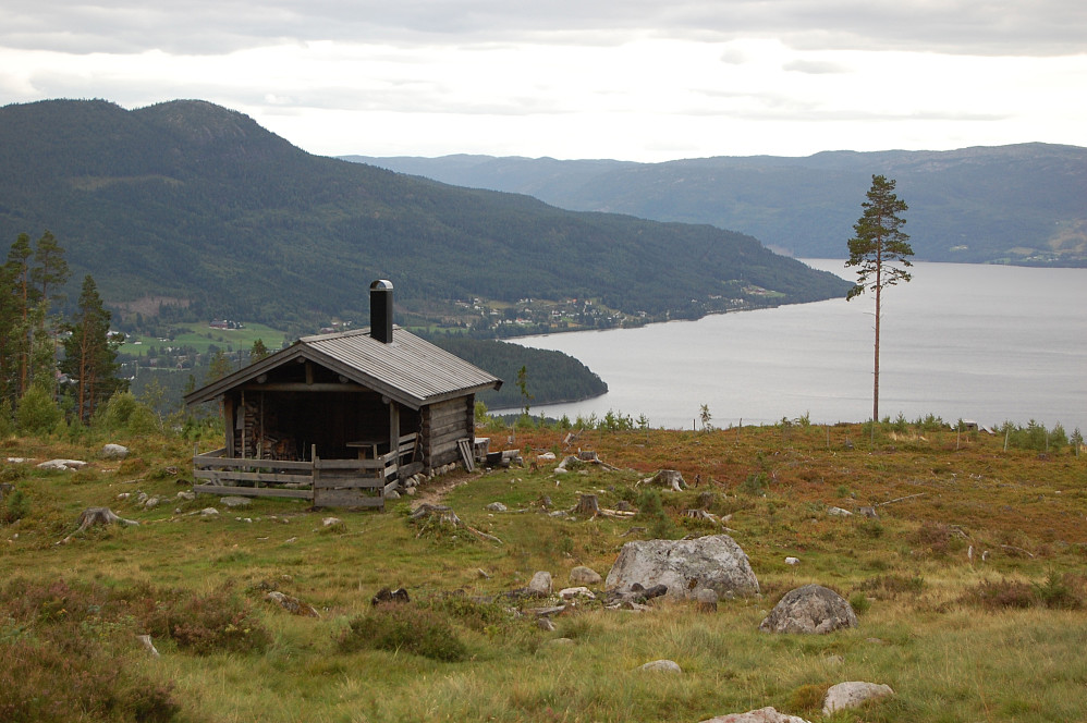 Årestua med gjerde hvor jeg med nød og neppe berget meg fra oksen.