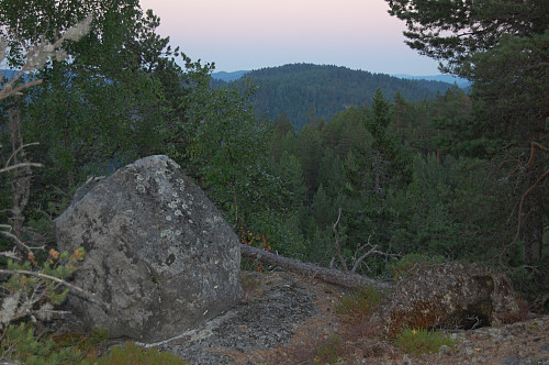 En stor stein indikerer toppunktet på Prestevannskollane. I bakgrunn ses Middagskollen.