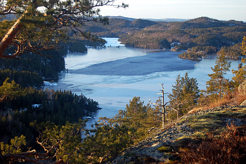 Utsikt fra Skjærsjøknuten mot Hullvann, som forøvrig er et fint vann å padle.