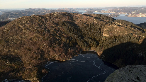Frå toppen, med Lindås i bakgrunnen.