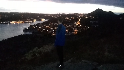 Kveldstur til Knappen mot Haakonsvern, Loddefjord og Lyderhorn