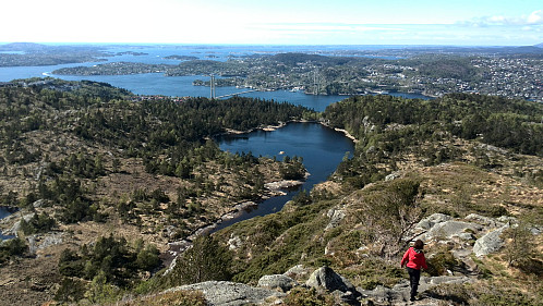 Ned frå Ørnafjellet mot Askøybrua, Askøy og Øygarden (diffust i horisonten)