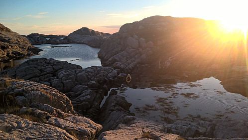 Solnedgang på Frøo med Frøkletten til venstre utanfor bildet. Kajakken midt i bildet.