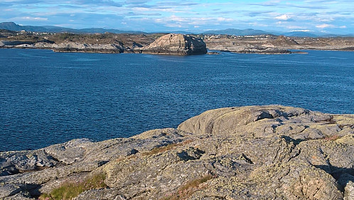 Utsikt austover frå Kvannholmen mot Frøkletten med Rongøy bak.