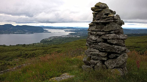 Utsiktspunktet litt nærare fjorden er verdt eit besøk. Her mot Lindås og Nordhordlandsbrua.
