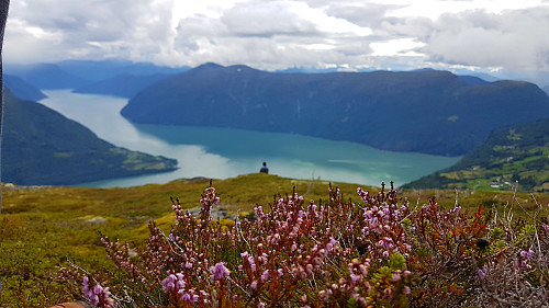 På veg ned frå Molden med utsyn ut fjorden