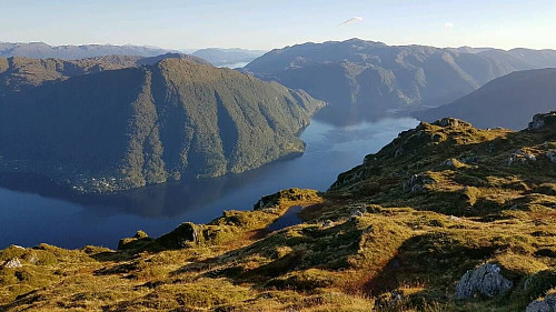 Kveldsstemning frå Brukviknipa mot Hananipa og Gullfjellet.
