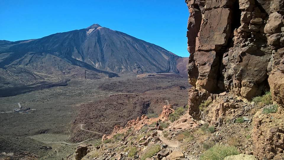 Teide sett fra oppstigningen til Montaña de Guajara. Øystein tar seg en kvil i varmen. Startpunktet like ved caféen nede til venstre.
