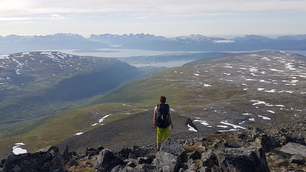 Kristoffer ser mot Tromsø og Kvaløya