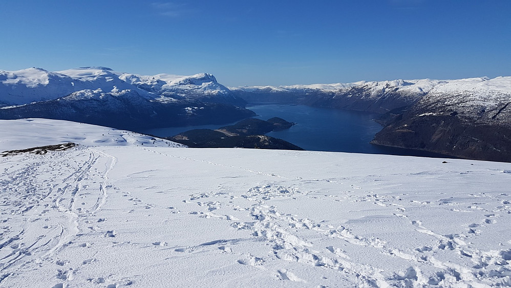 Ut Nordfjorden frå Haugsvarden. Ferjesambandet Anda-Lote rett forut, og Gjegnen kneiser oppe til venstre.
