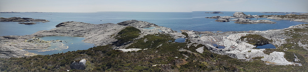 Panorama frå Narøytua mot havet i vest, medan båtfolket nyt bassenget på Frøo (t.h.) med øytoppen Frøkletten, og Kvannholmen lokkar på oss lenger ute.