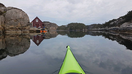 Rolig farvann i sundet gjennom Toftøy
