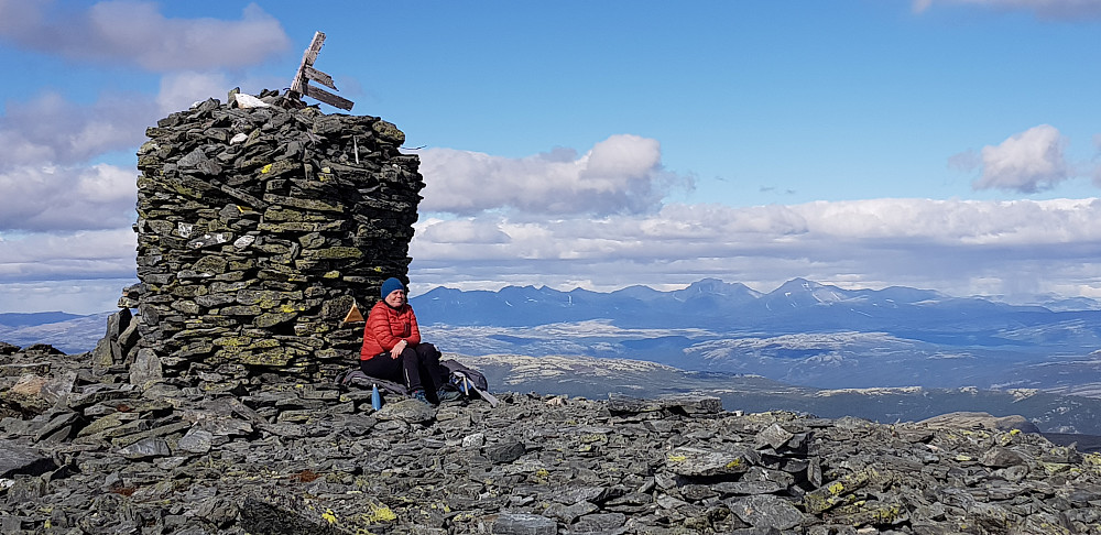 Kristin ved den imponerande toppvarden, foran Rondane 