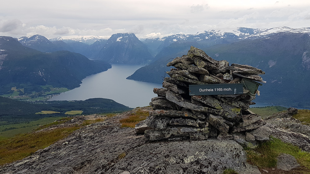 Frå Dunheia mot Brrimsvatnet med Daurmål, Skjorta og Botnafjellet.
