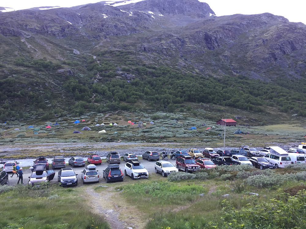Folksomt på Spiterstulen. De fleste skal på Galdhøpiggen