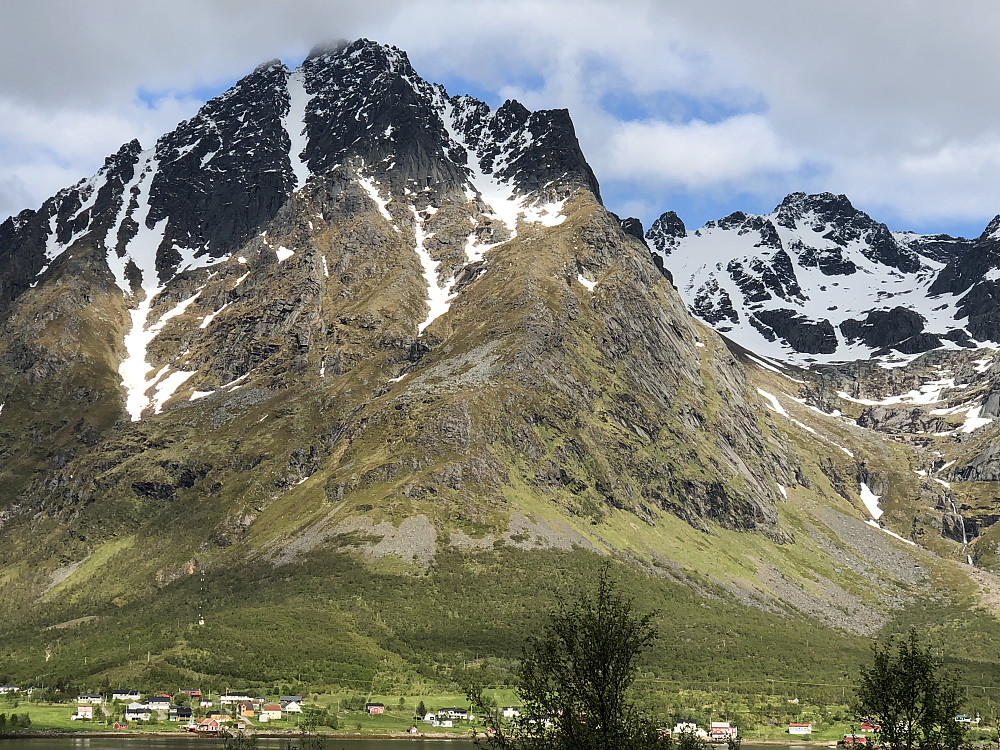 Higravtindens sørside. Her ser man nesten hele ruta fra moreneryggen nederst i venstre bildekant til snørenna helt oppe til høyre i fjellsiden. Toppen såvidt i skyene 