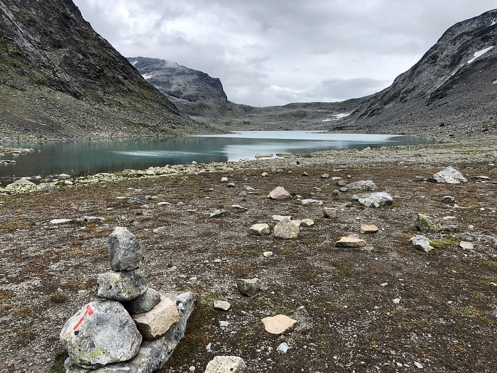 Innover Uksedalen med Uksedaltjernet på 1558 moh. Starten på sør-ryggen mot Slettmarkhøe bak til venstre.