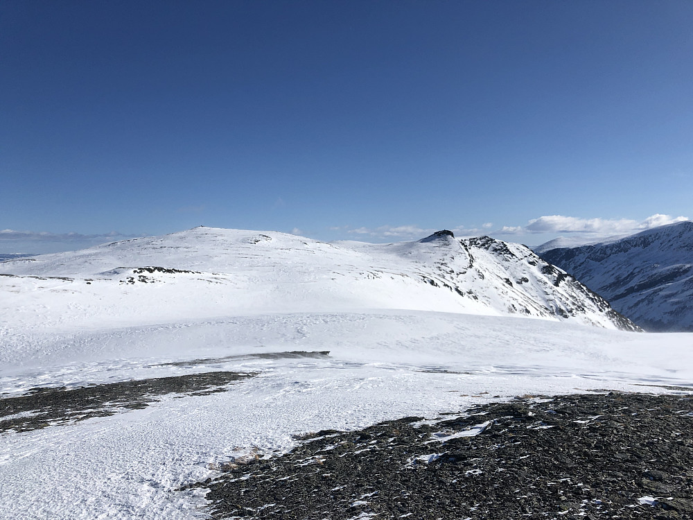 Gilafjell, litt til venstre og ca 1200 meter vekk, og Krukknappen ut til høyre i bildet